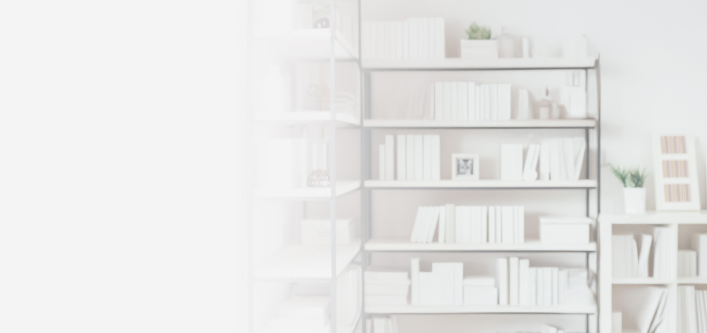 Bibliothèque avec étagères en arrière-plan de la page d'accueil de la Chaîne Évolu-Ciel